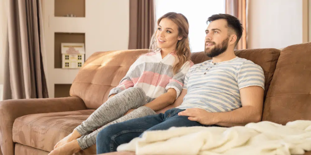 Paar sieht Fernsehen auf der Couch